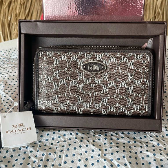 Beautiful Coach wallet new with tags - Picture 7 of 10